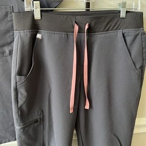 Figs zamora jogger in charcoal with pink tie